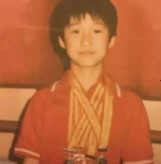 吴京爆料小时候挨打视频,勇敢面对挑战，成就武术巨星